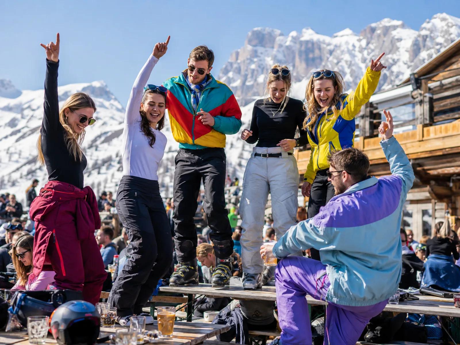 Große feiernde Menschenmenge bei Après-Ski-Party in den Bergen