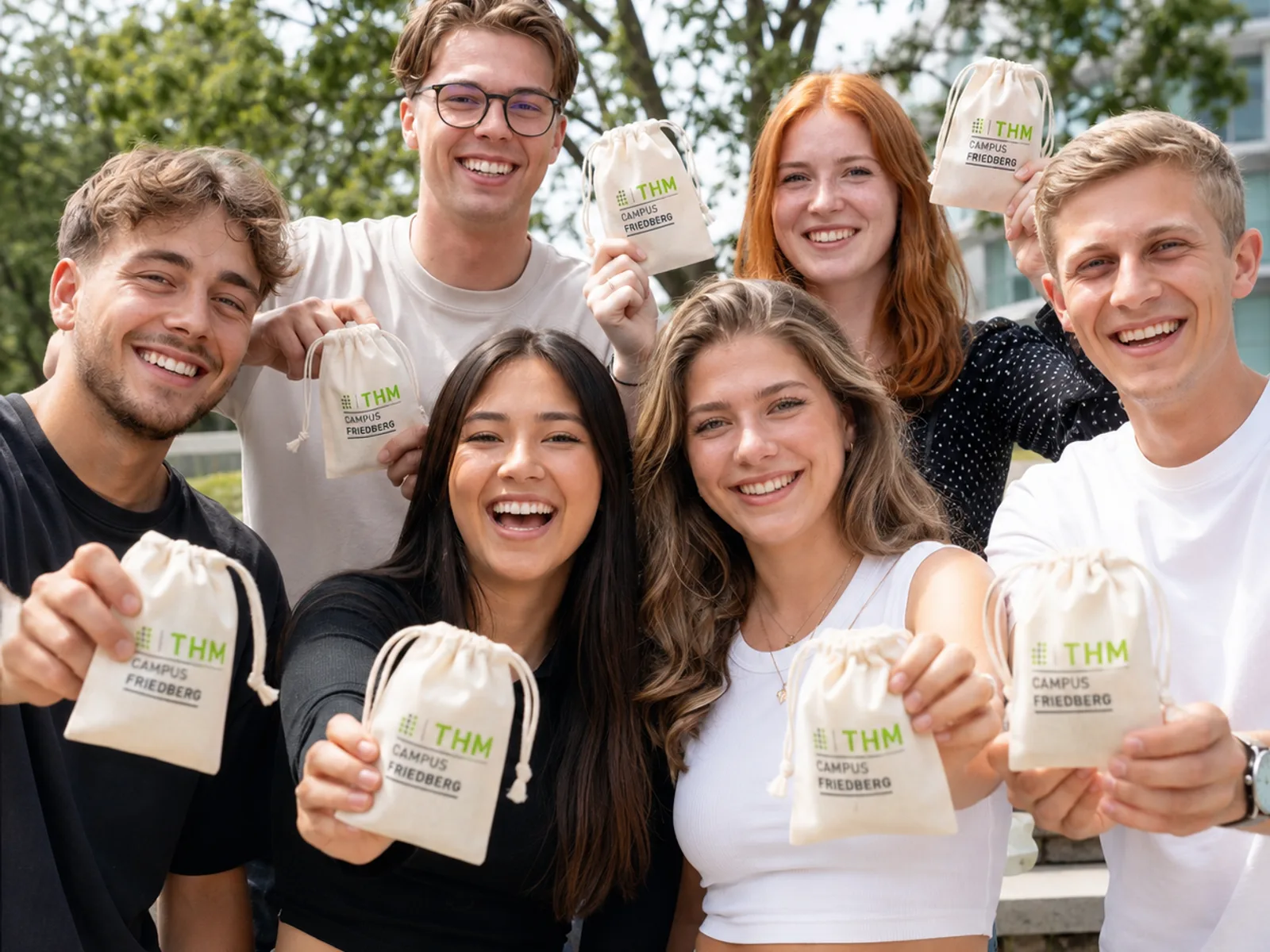 Gruppe packt gemeinsam kleine Give-away-Tüten für den JGA