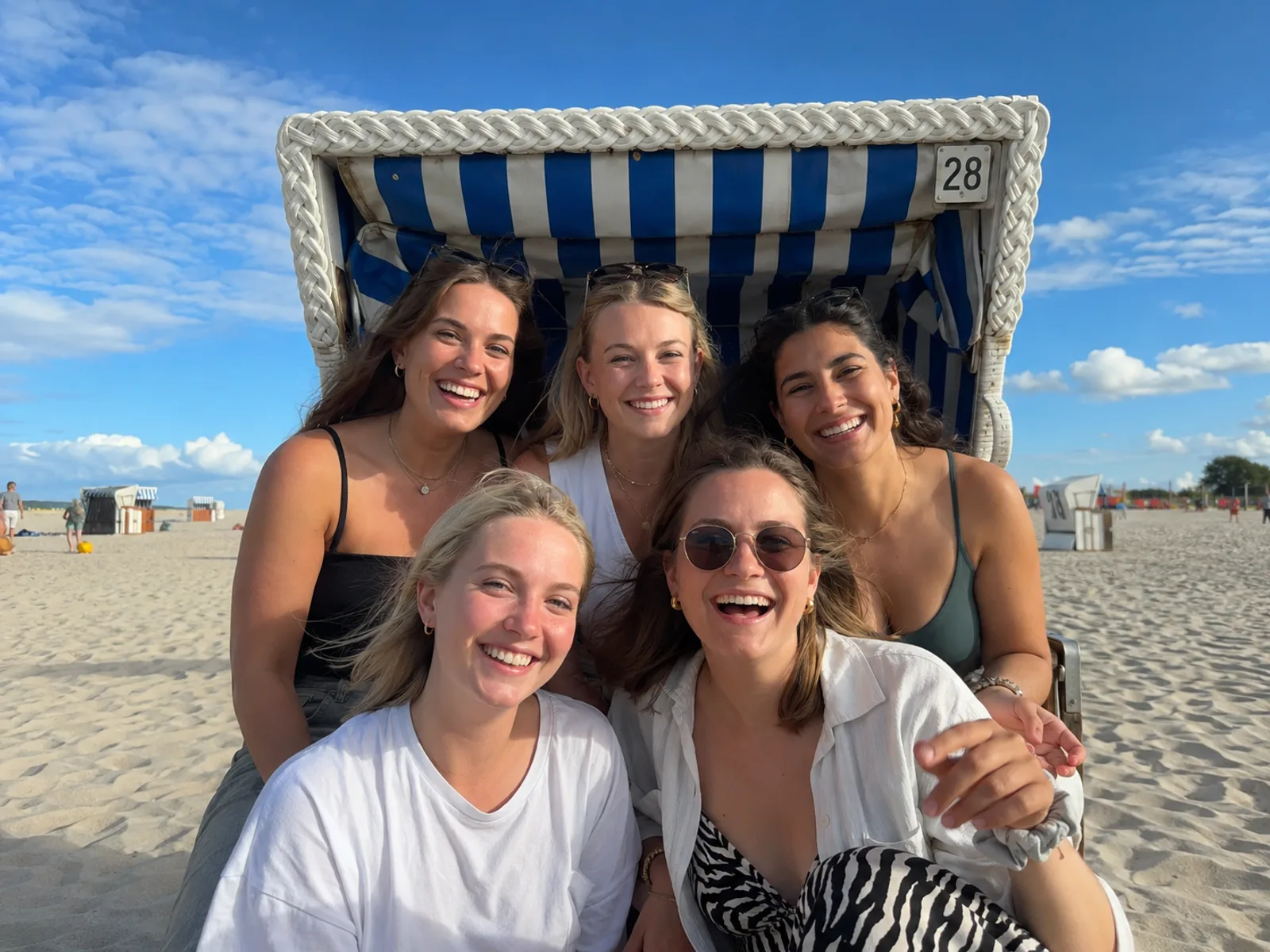 Freunde beim Wattwandern mit hochgekrempelten Hosen