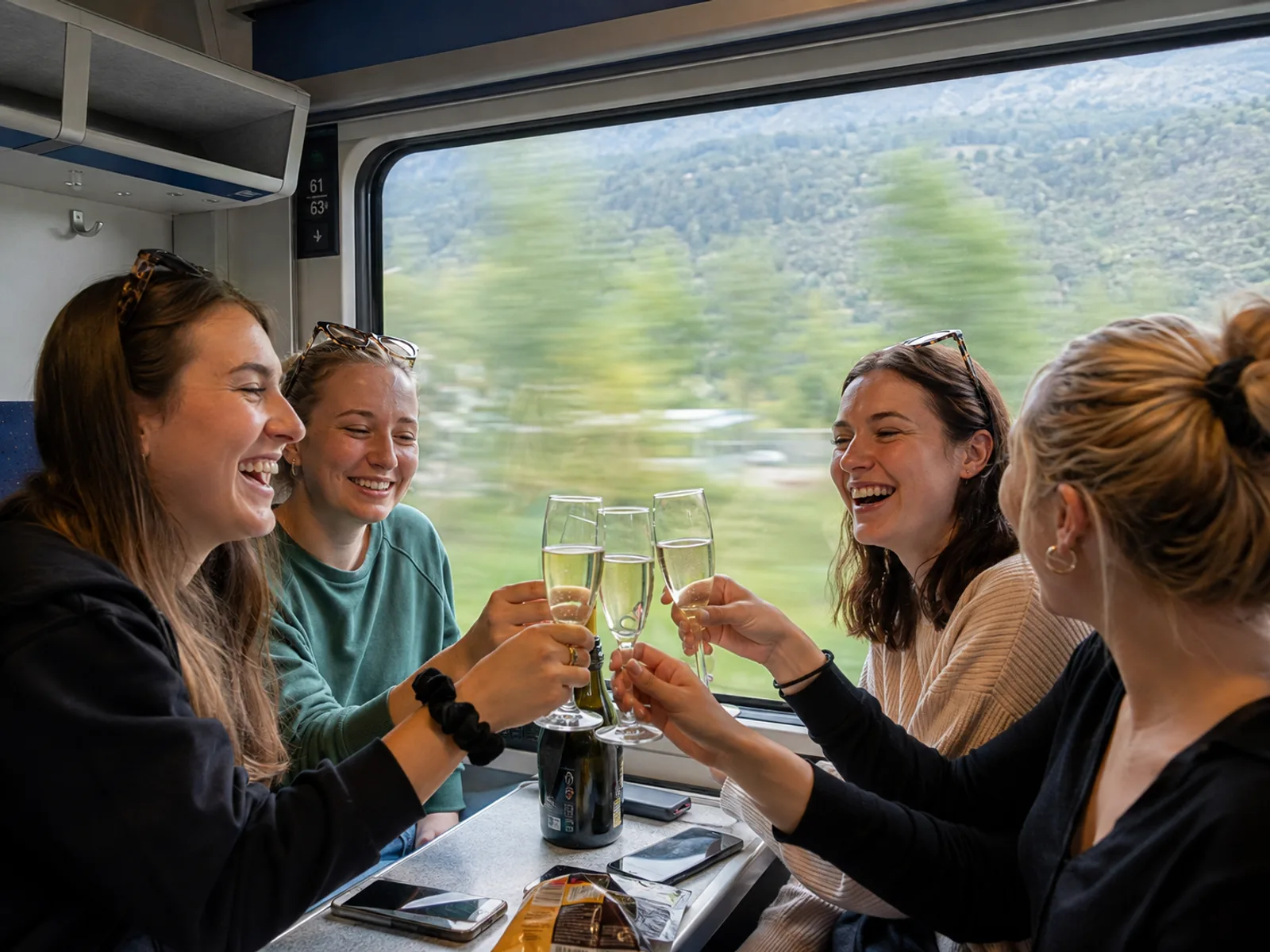 Gruppe tanzt im Discowagen eines Partyzugs